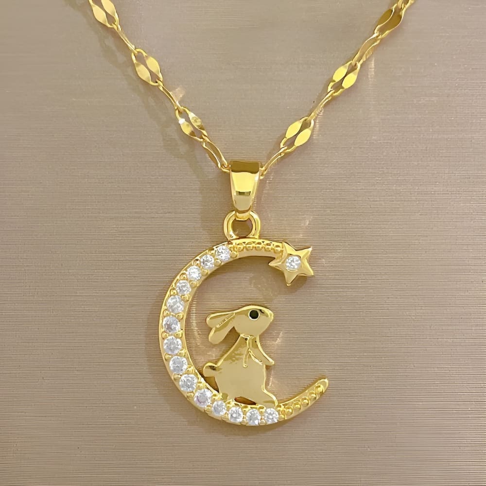 Colar Feminino Khloe Pingente Coelho E Lua Banhado Ouro 18k