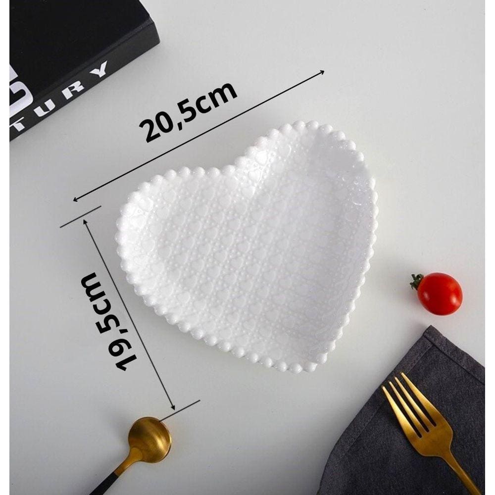 Prato Elegante Design de Coração Branco Detalhes na Borda 20,5x19,5cm Superfície Cravejada de Corações