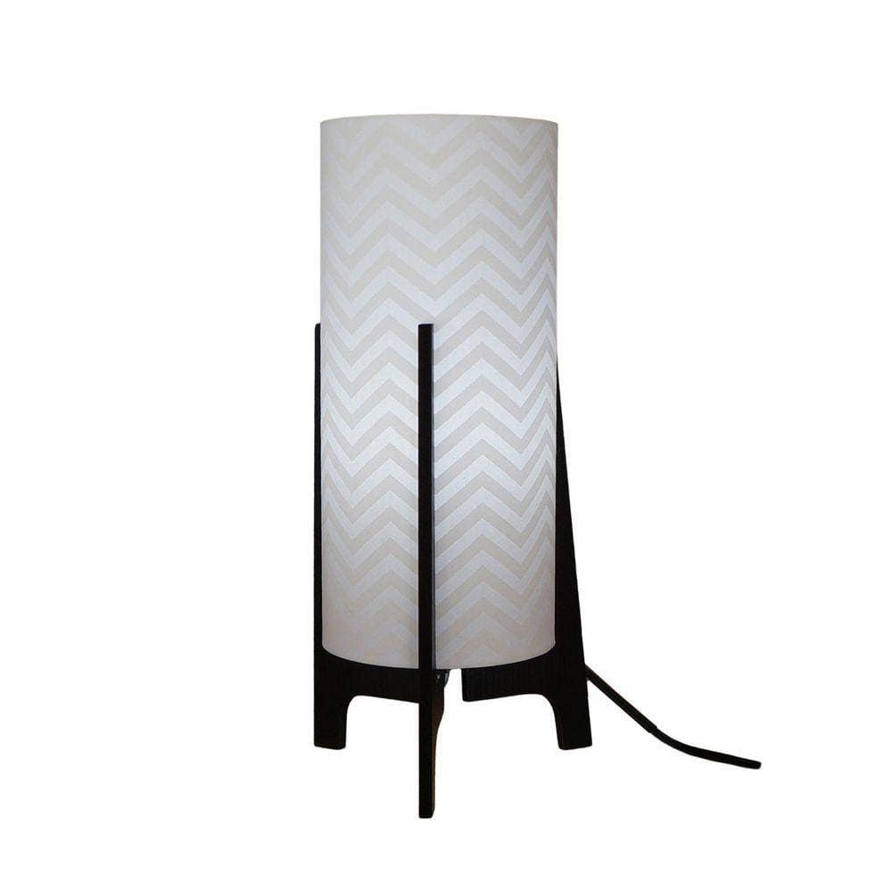 Abajur Tripé Madeira Preta E Cúpula Chevron Branco Bivolt