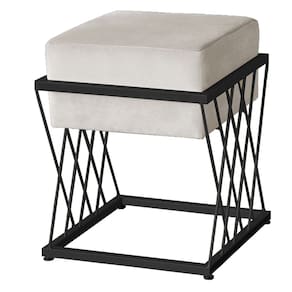 Puff Decorativo Tróia Base Preta Veludo Bege - Montanaris Decor