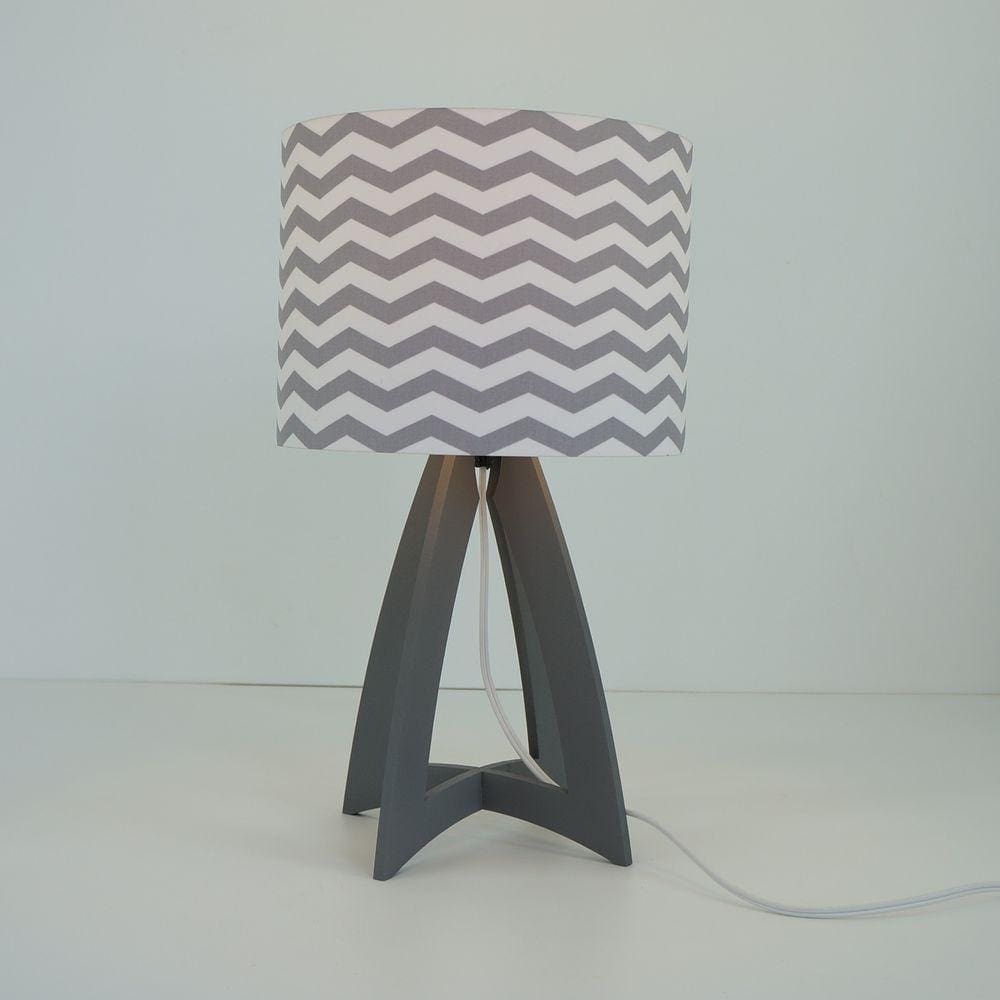 Abajur Base Madeira Cinza E Cúpula Chevron
