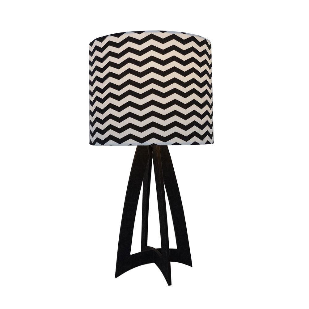 Abajur Mesa Base Preta e Cúpula Chevron Preto E Branco Bivolt