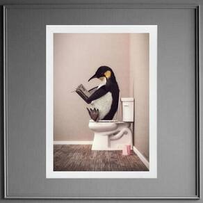 Quadro Pinguim No Banheiro Lendo Jornal 24X18Cm - Com Vidro