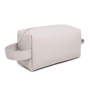 Necessaire Premium em Couro Forro Impermeavel Fechamento Ziper Alça de Mão Espaçosa