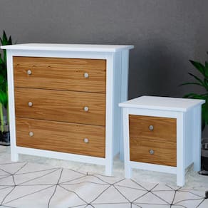 Cômoda e Mesa de Cabeceira Amélia Parpinelli Branco/Pinus Cera