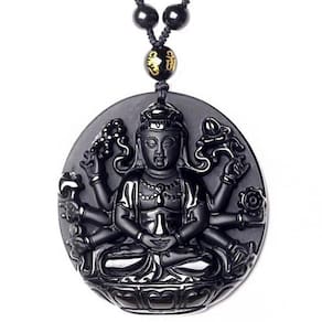 Colar Com Pingente Buda Adorando Amitabha Relevo Preto 30cm