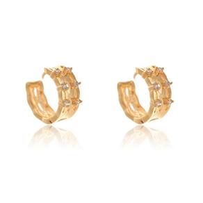 Brinco Argola Vazada Com 4 Zircônias Folheado Em Ouro 18K