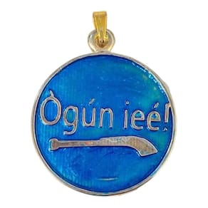 Pingente Ogum Azul e Vemelho Espadas 3,5 Cm Metal Dourado