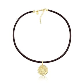 Colar em Couro Natural com Medalha Cavalo Revestida em Ouro