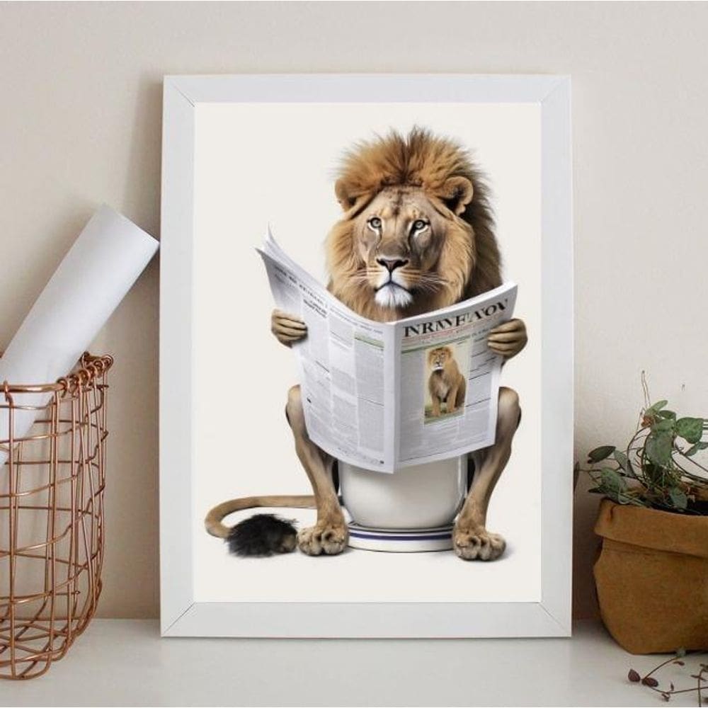 Quadro Leão No Banheiro Lendo Jornal 45X34Cm - Com Vidro