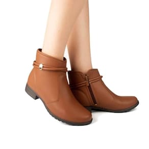 Bota cano curto com detalhe de tiras Dakota