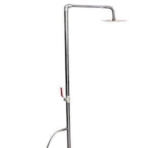 Chuveiro em inox para áreas externas com ducha quadrada