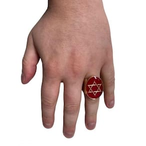 Anel estrela davi vermelho 2,9 cm dourado metal