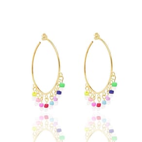 Brinco De Argola Com Miçangas Coloridas Folheado A Ouro