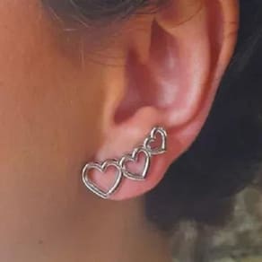 Brinco ear cuff prata corações vazados 2,5cm antialérgico