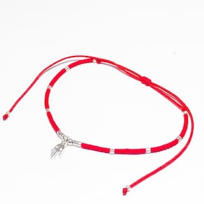 Pulseira Hand of Fatima Banhada a Prata com Fio Vermelho