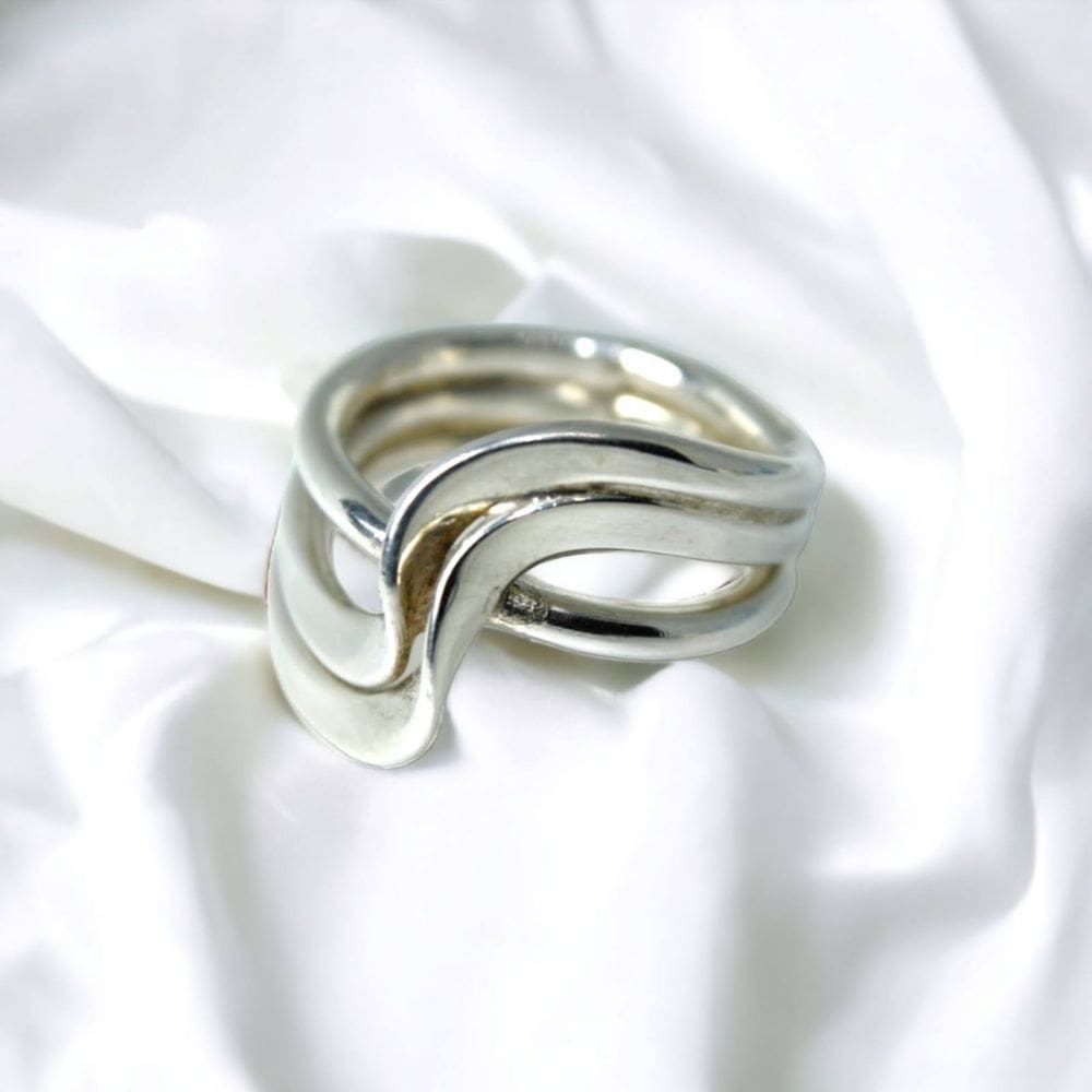 Anel prateado com design de onda tripla