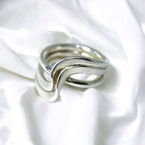 Anel prateado com design de onda tripla