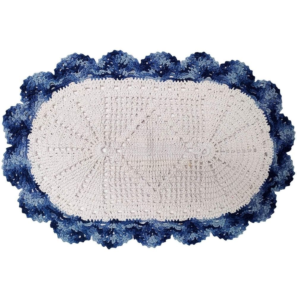 Tapete de crochê barbante oval 75cm branco com borda azul