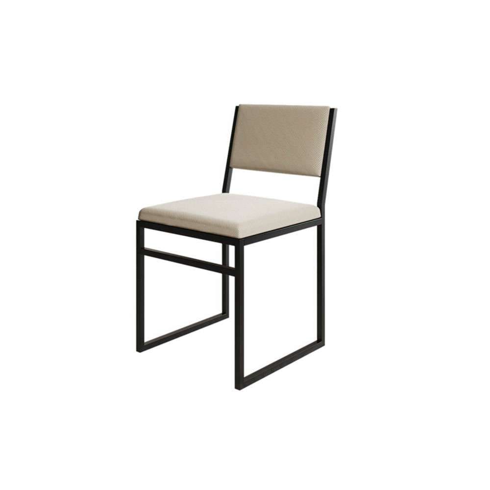 cadeira isa veludo bege e preta