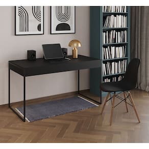 Mesa de Escritório Industrial Malta Preta 137x53cm Base Ferro Preto com 1 Cadeira Preta Eames Eiffel