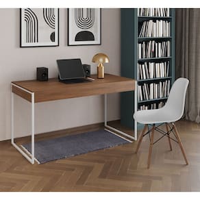 Mesa de Escritório Industrial Malta Amêndoa 137x53cm Base Ferro Branco com 1 Cadeira Branca Eames Ei
