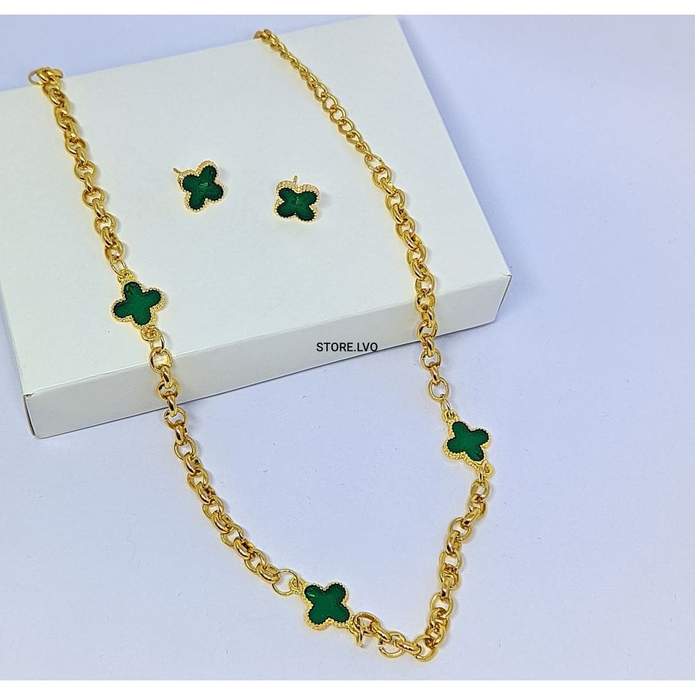 Kit Colar e Brincos com Pingente Flor trevo Verde Esmeralda Corrente Elo Português Folheado Ouro Inspiração Virginia