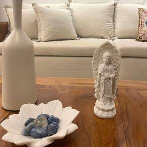 Escultura Buda Sidarta No Pedestal Pó De Mármore Branco 17Cm