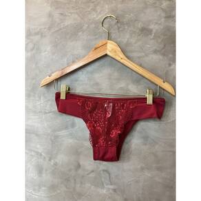 Calcinha Tanga em renda Vermelha, sensual e confortáve e delicada trazendo um romantismo para peça