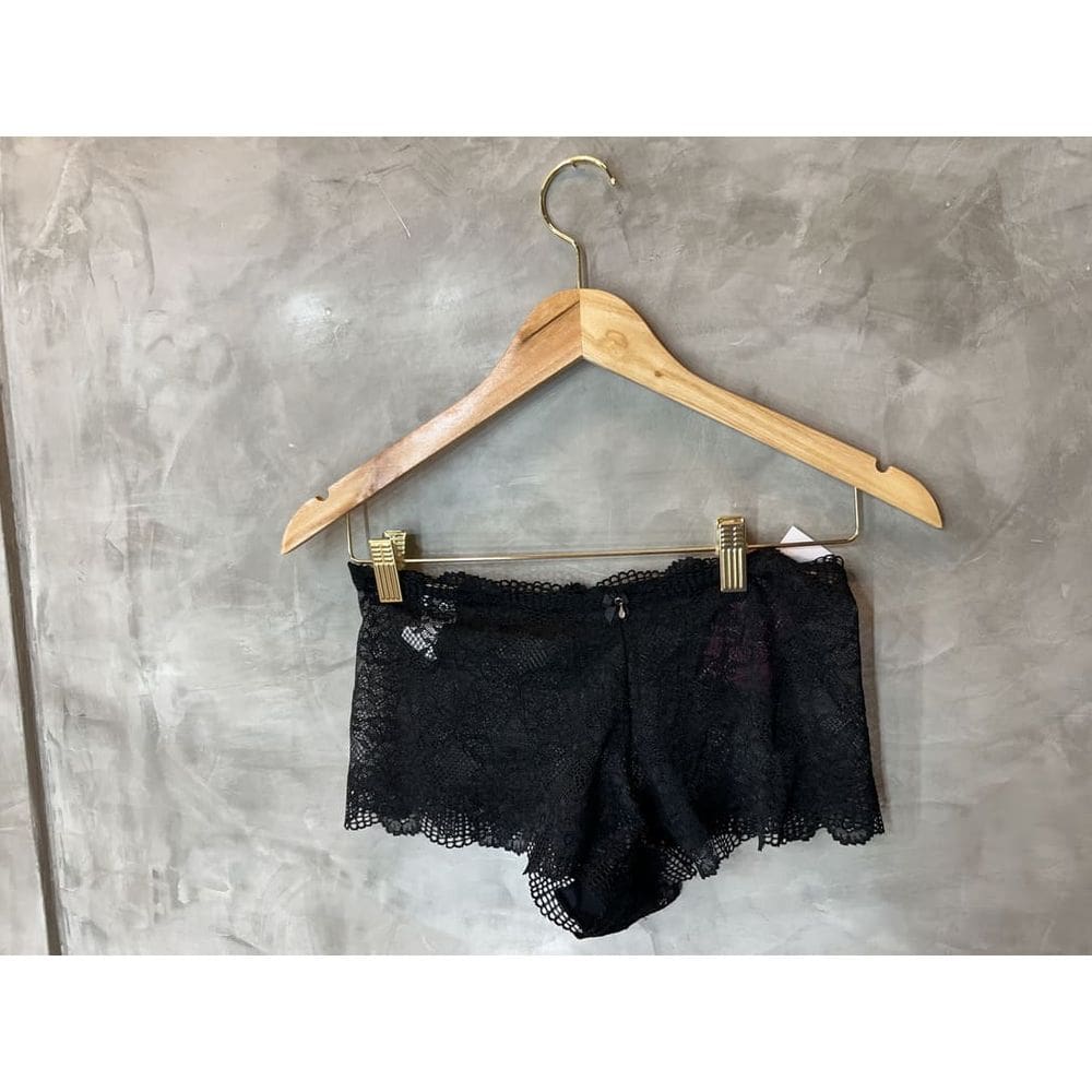 Calcinha Caleçon em renda na cor Preta, sensual e confortável sexy e sensual , delicada trazendo um romantismo para peça