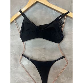 Conjunto Sem bojo básico triângulo em renda, delicado trazendo um romantismo para peça