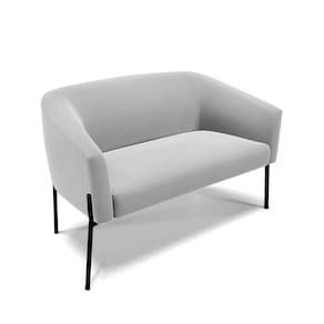 Sofá Namoradeira 2 Lugares Pé De Ferro Preto Stella Suede D03 - D`rossi Cor Cinza