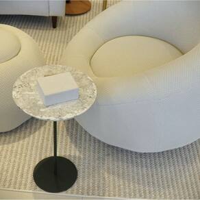 Mesa Lateral Norina BAIXA, tampo redondo MDF/Marmorizado Imerso e base Verde Oliva. Marmorizado