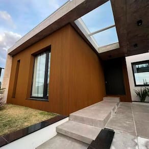 Painel Ripado Externo em Wpc 21,9cmx2,6cmx290cm Teak A