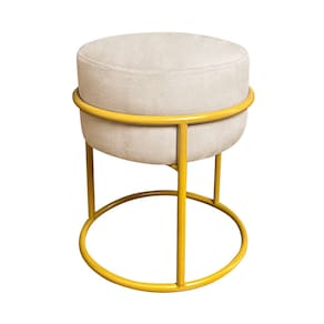 Puff Luma Suede Bege Claro com Base de Aço Amarela