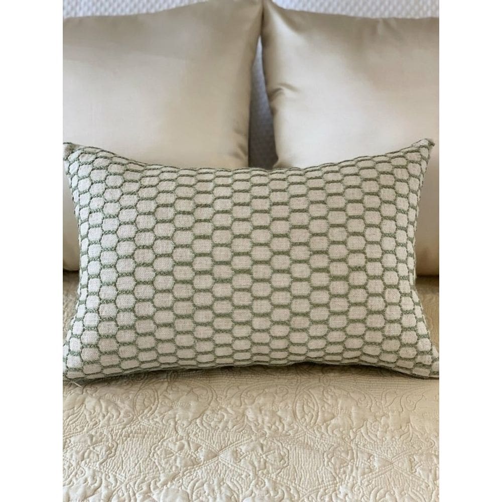 Almofada Bordada em Verde Água Retangular