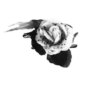 Presilha Broche Flor E Penas Branca Halloween
