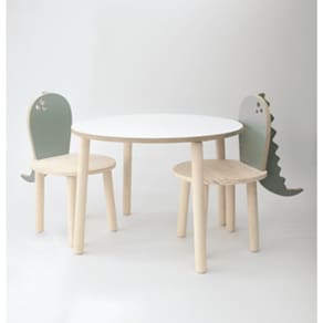 Mesa com duas cadeiras dinossauro.