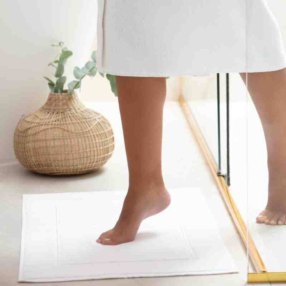 Toalha de Piso Lázio 48x80 cm Branco/Branco Kacyumara