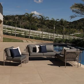 Conjunto Jardim 2 Chaise 1 Sofá 1 Puff 1 Mesinha 1 Champanheira Refúgio Cabecasa Madeiramadeira Champanhe/Cinza Mesclado