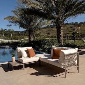 Conjunto Jardim e Varanda 1 Chaise 1 Sofá 1 Puff 1 Mesa Lateral Refúgio Cabecasa Madeiramadeira Champanhe/Quaker areia