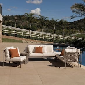 Conjunto Jardim 2 Chaise 1 Sofá 1 Puff 1 Mesinha 1 Champanheira Refúgio Cabecasa Madeiramadeira Champanhe/Quaker areia