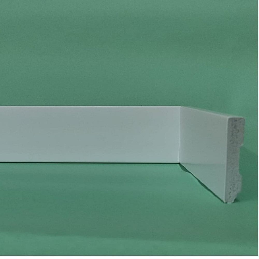 Kit com 30 Barras Rodapé de Poliestireno 5cm x 10mm x 2.25m Liso Slim Metro Linear Casa Grassi 6,75m Branco