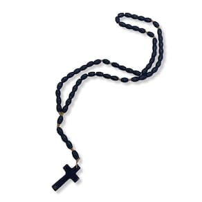 Terço Com Crucifixo E Contas De 8 Mm Preto Em Madeira 42 Cm