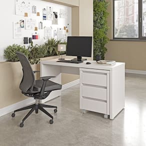 Mesa de Escritório 135cm com Gaveteiro com Rodízio Ficus Cabecasa Madeiramadeira Branco