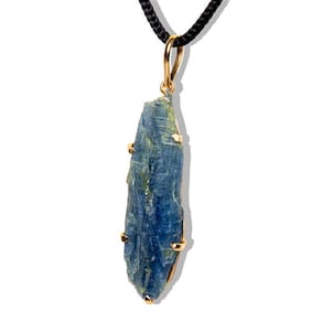 Colar Cianita Azul Natural Garra Dourado 45 a 50mm