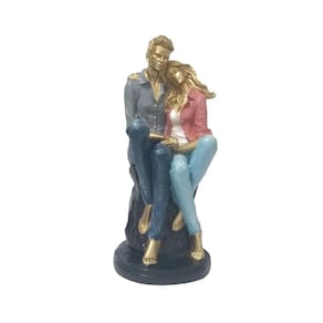 Estatueta Decorativa Casal de Namorador Sentados Gesso Colorida