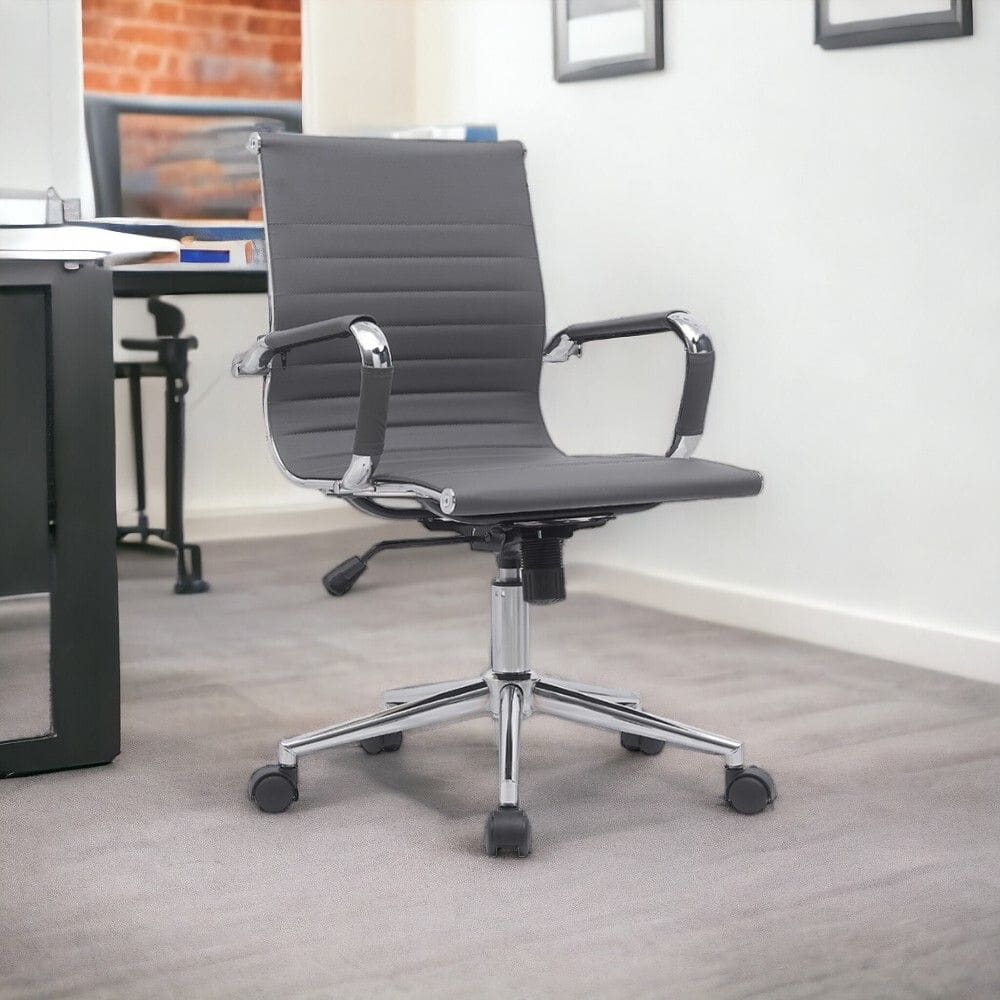Cadeira de Escritório Diretor em Couro Cinza com Braços Cromados