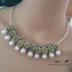 Choker Edra rosas de biscuit na tonalidade verde militar bem clarinha metal zamac com banho em verniz de alta proteção