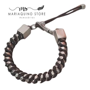Pulseira Serenê trabalhada em corrente veneziana na cor prateada trançada em fio de macramê na cor café